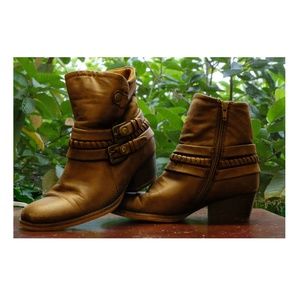 BareTraps Shoes - Brush Brown Winsom Zip-up Boots (6) BareTraps Shoes - Brush Brown Winsom Zip-up Boots (6)